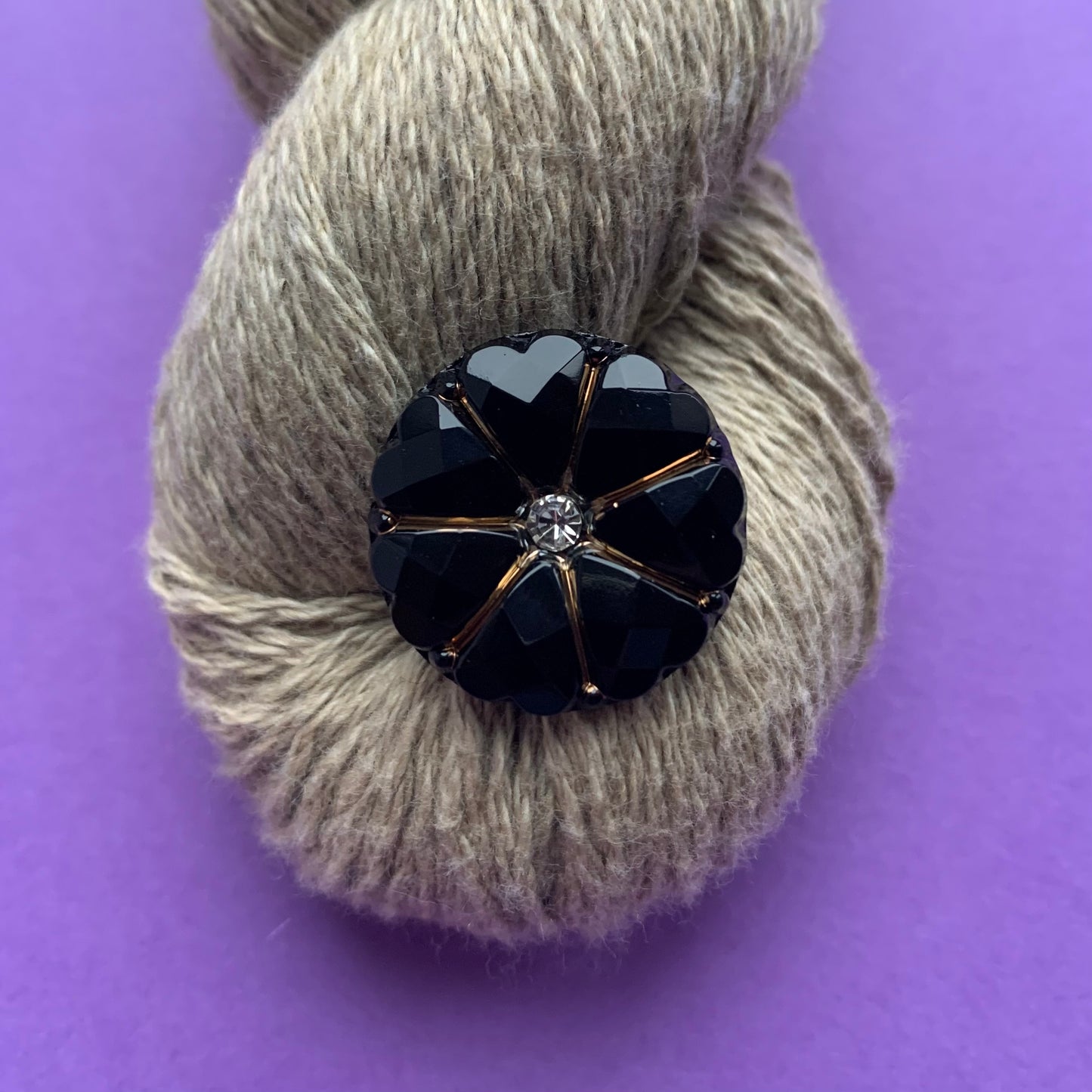 Sort Dahlia glasknap 22mm klar krystal med guld maling 