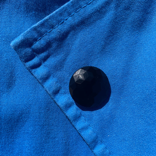 håndlavet sort glasknap 22mm på jakke fra finedetail.dk