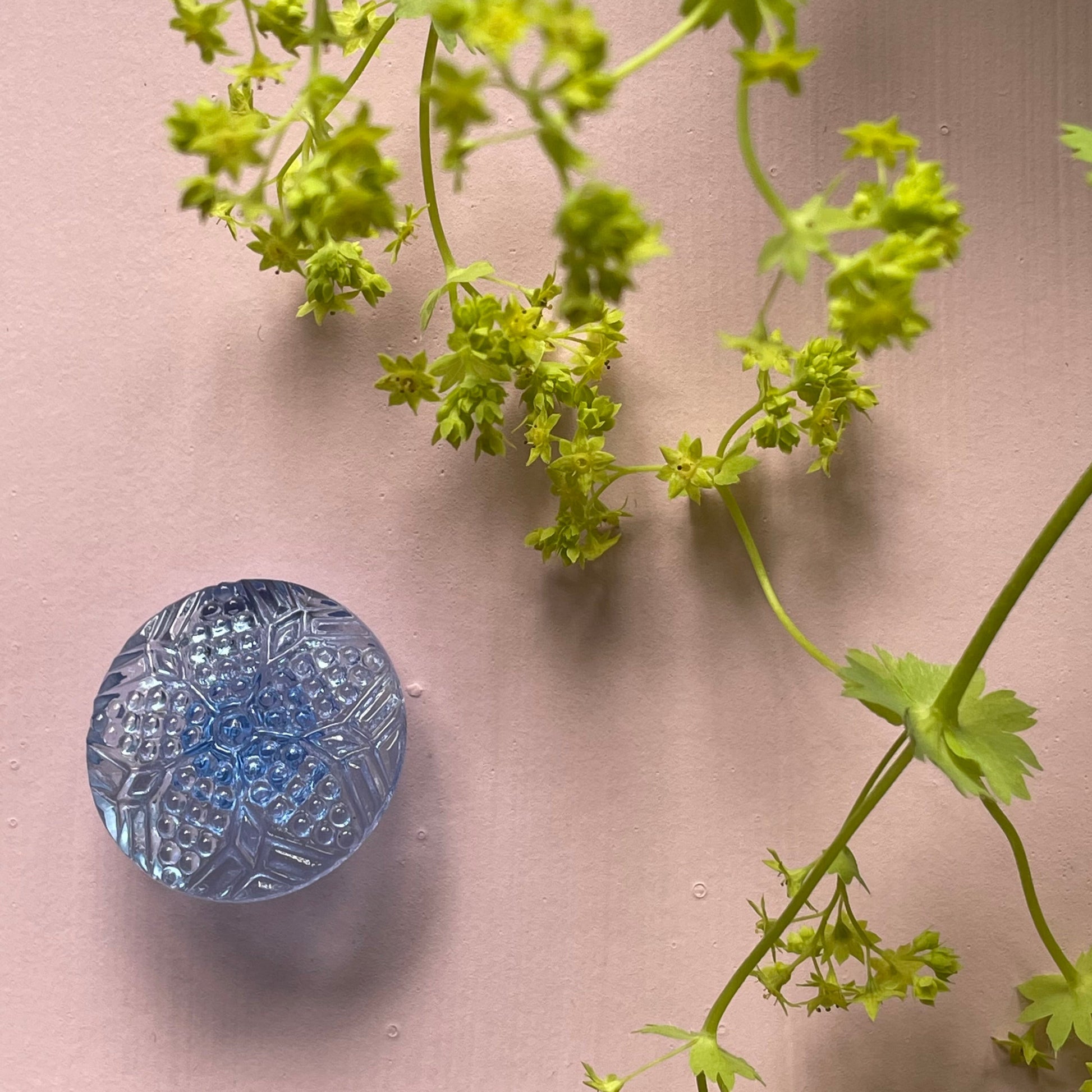 håndlavet blå transperat glasknap 22mm med blomster motiv fra finedetail.dk 