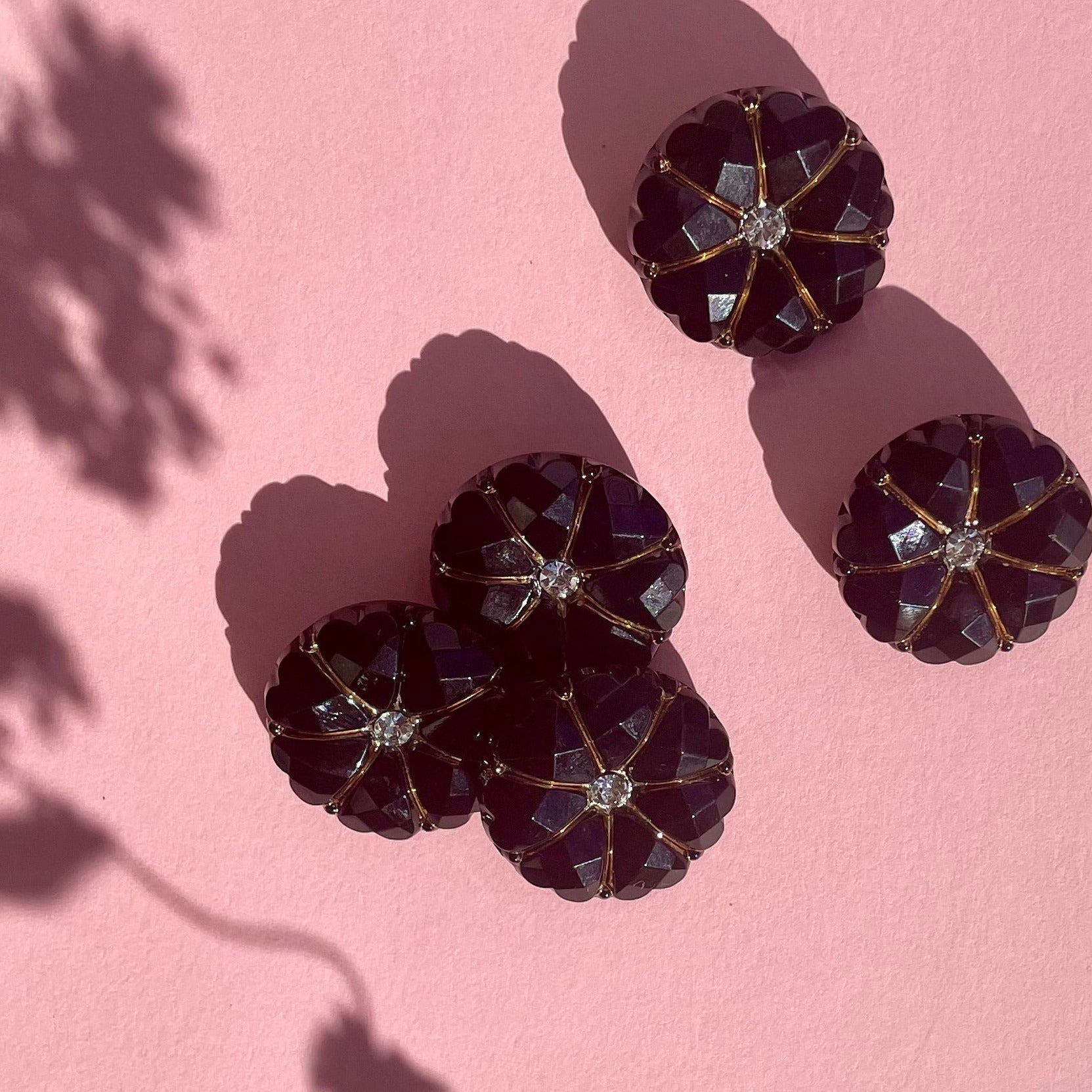 Sorte knapper i glas med similisten bling knal fra Fine Detail