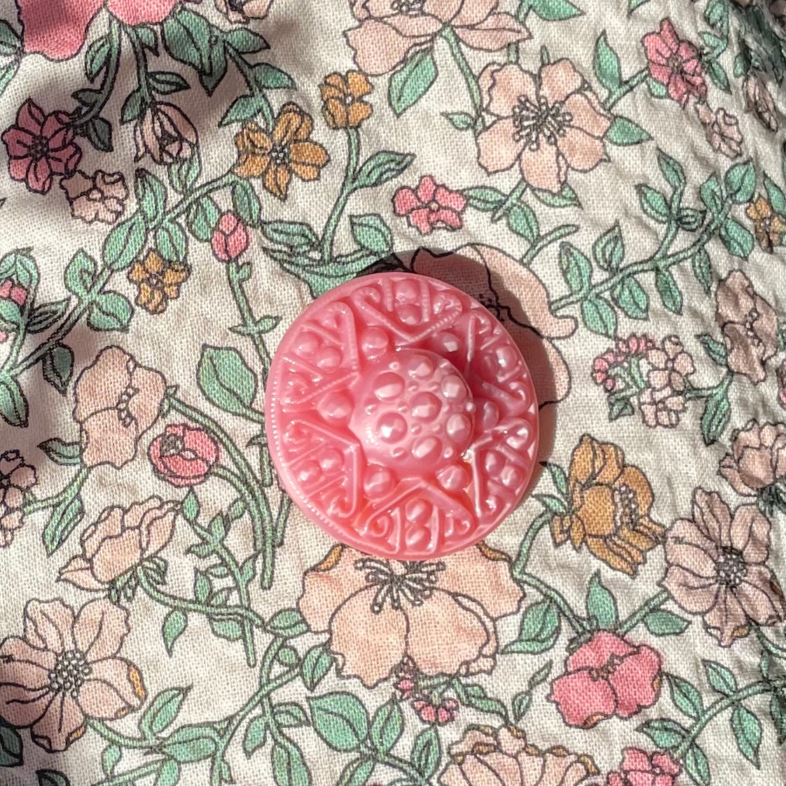 glasknap rosa 22mm hånslavet på stof fra finedetal.dk