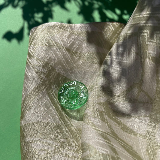 Transperant grøn stjerne knap i glas 18mm på stof fra Fine Detail