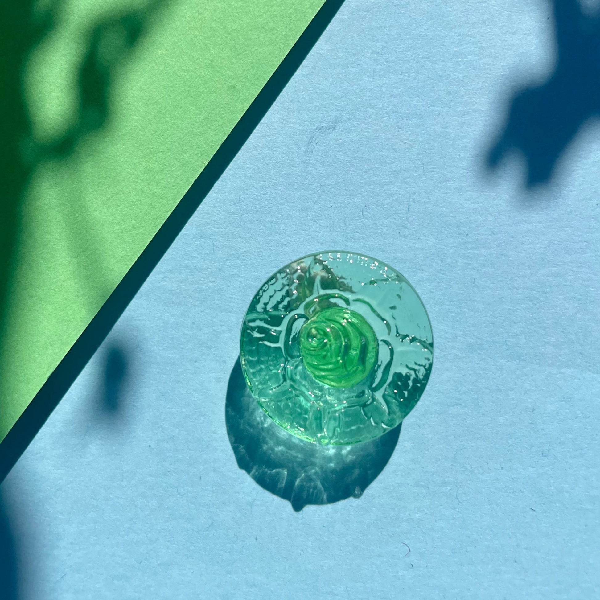 glasknap stjerne motiv grøn 18mm til vest fra Fine Detail