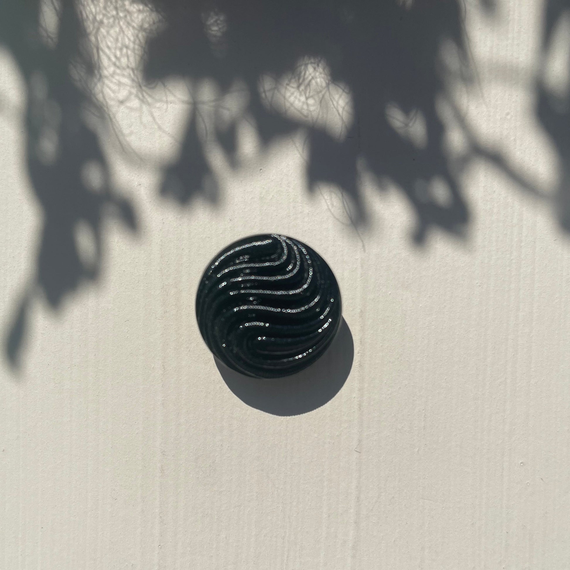 Sort knap i glas i 18mm med bølge mønster fra Fine Detail