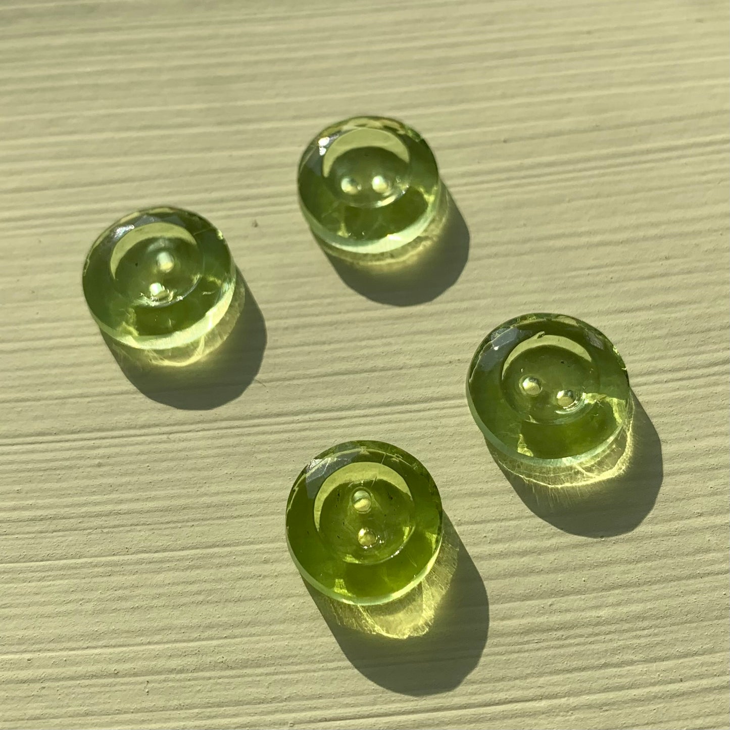 Glasknapper 14mm 2 huller lime grøn 