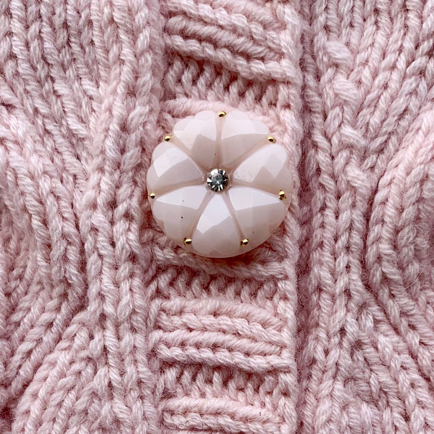 Rosa Dahlia knap 22mm på olive cardigan 