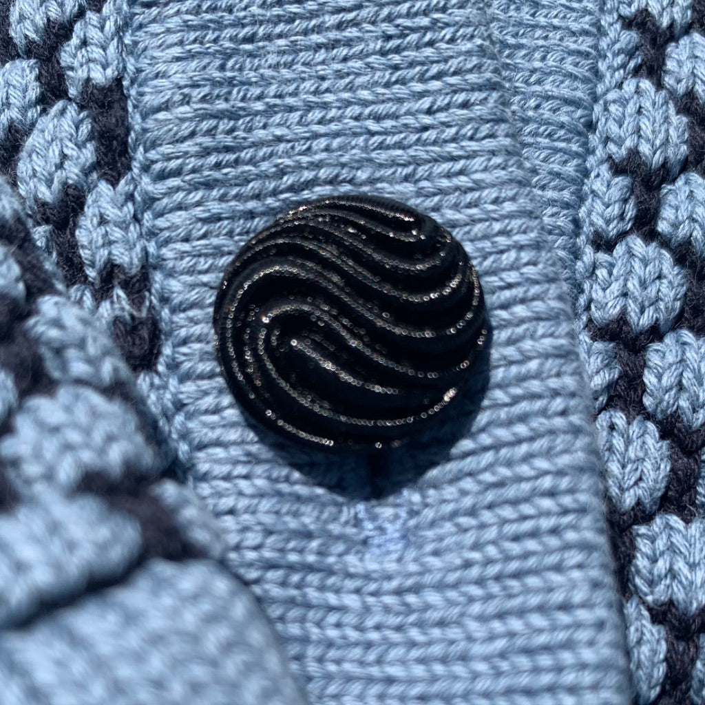 Sort glasknap 18mm med bølge på strik fra Fine Detail