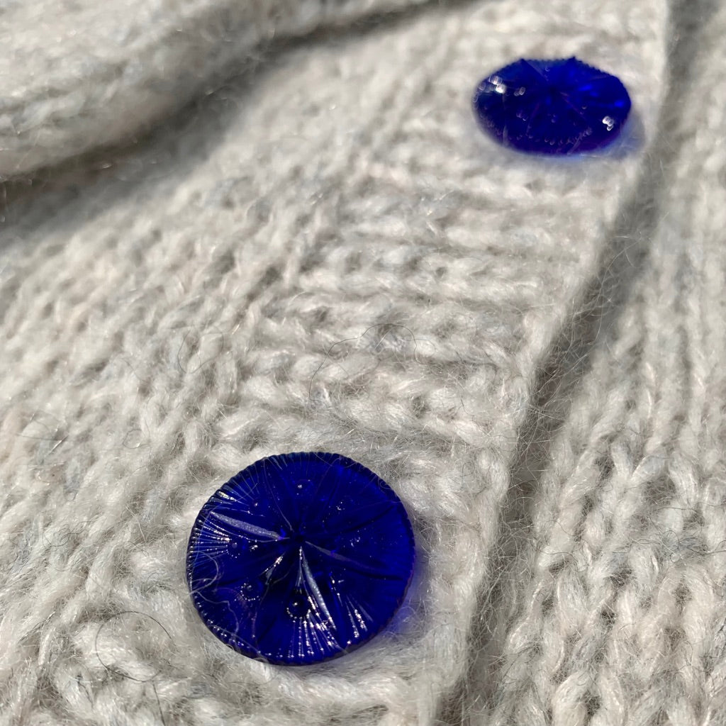 to blå glasknapper på en grå cardigan, knapperne er fra www.finedetail.dk 