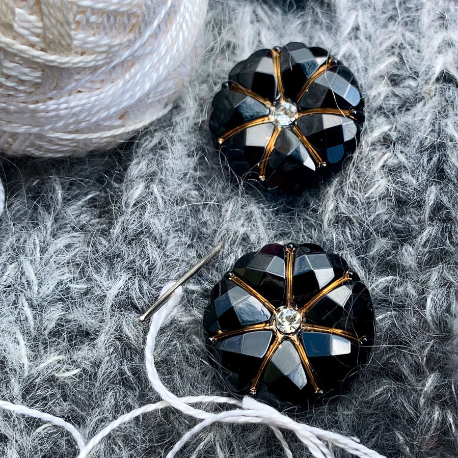 bling glasknap sort 22mm blomst med similisten på strik fra Fine Detail