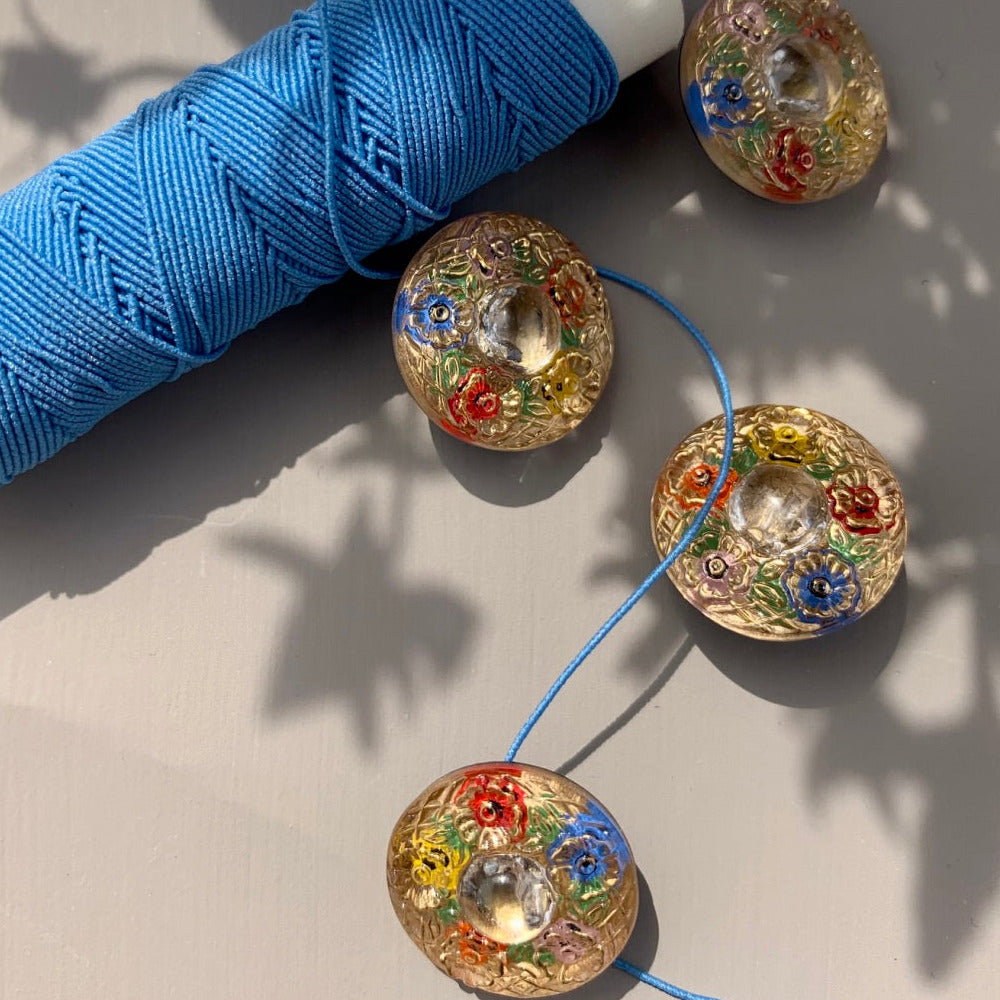 Håndmalet knap i gals med blomster motiv 18mm fra Fine Detail